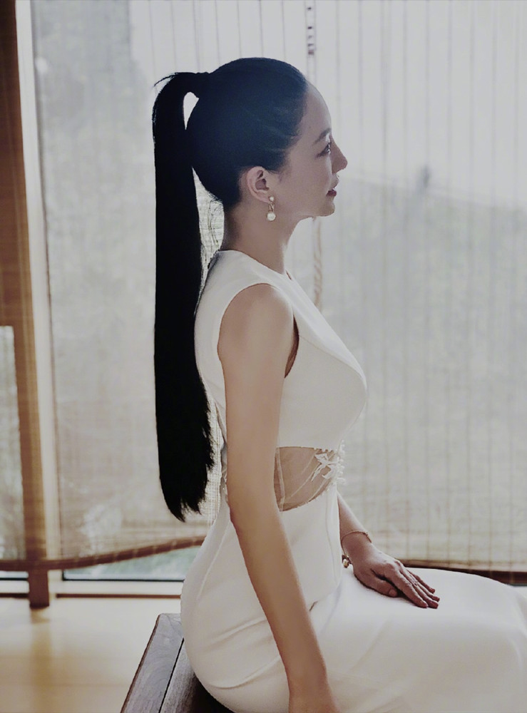 刘钧|戏外的“乔祖望”真幸福，小14岁妻子是设计师，穿搭比明星还惊艳