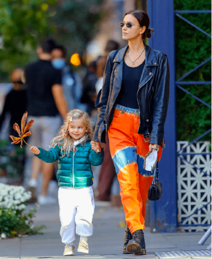 皮质|名模伊莲娜现身宝格丽晚宴真惨!皮质吊带凹出粗胯,身材变得魁梧