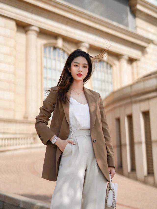 大地|中年女人怎么穿才洋气？大地色西服搭配白色阔腿裤，高级干练