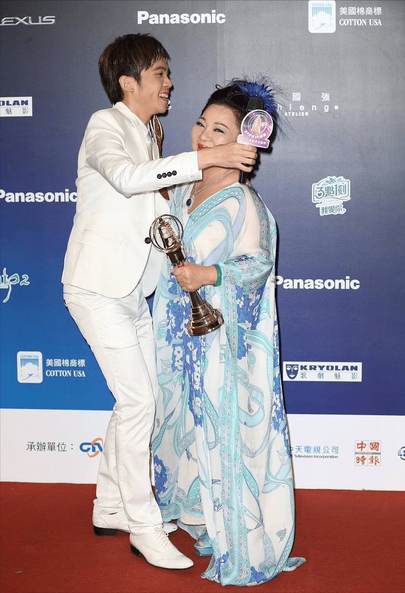 形象|白冰冰虽然才145cm，但是穿衣显得挺有气场，配色显得娇嫩活泼