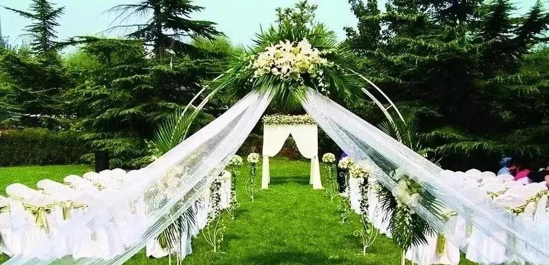 婚礼草坪 于蔚蓝海天之间 举办一场别具浪漫的婚礼及派对