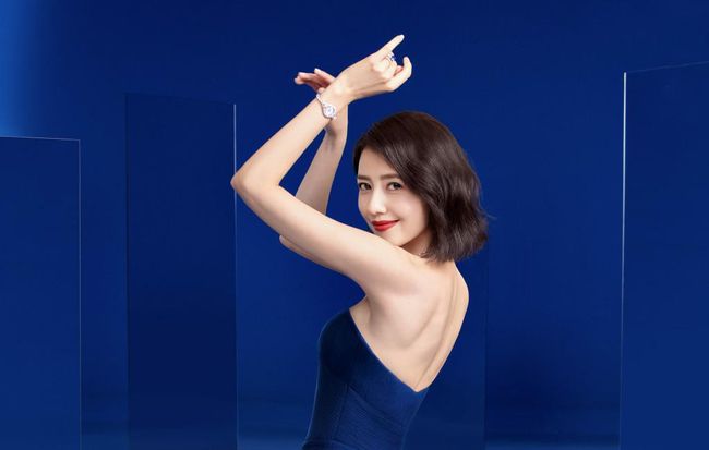 设计|高圆圆太适合蓝色了，一袭深蓝色长裙好优雅，一般人真是比不上