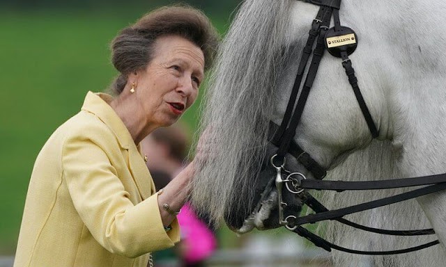 姑嫂俩|英国长公主与弟媳玩得嗨皮！穿嫩黄色衬肤显白，姑嫂俩的笑容太像