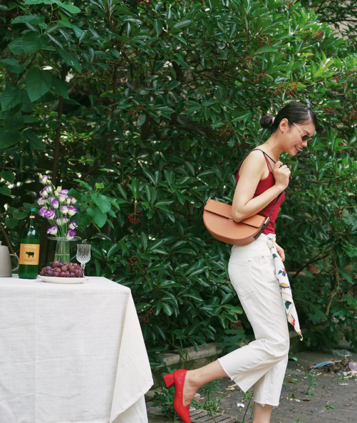 吊带|女人再懒,也别总穿T恤出门,今年流行“吊带+裤子”,时髦又清爽