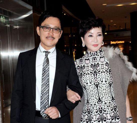 卫衣|谢霆锋69岁妈妈扮嫩，穿印花卫衣外套系腰间，一身前卫打扮减龄