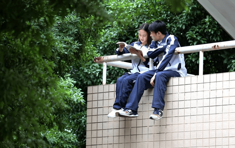 原创为了不影响学习大学生也不能谈恋爱大学老师的一番话引发讨论