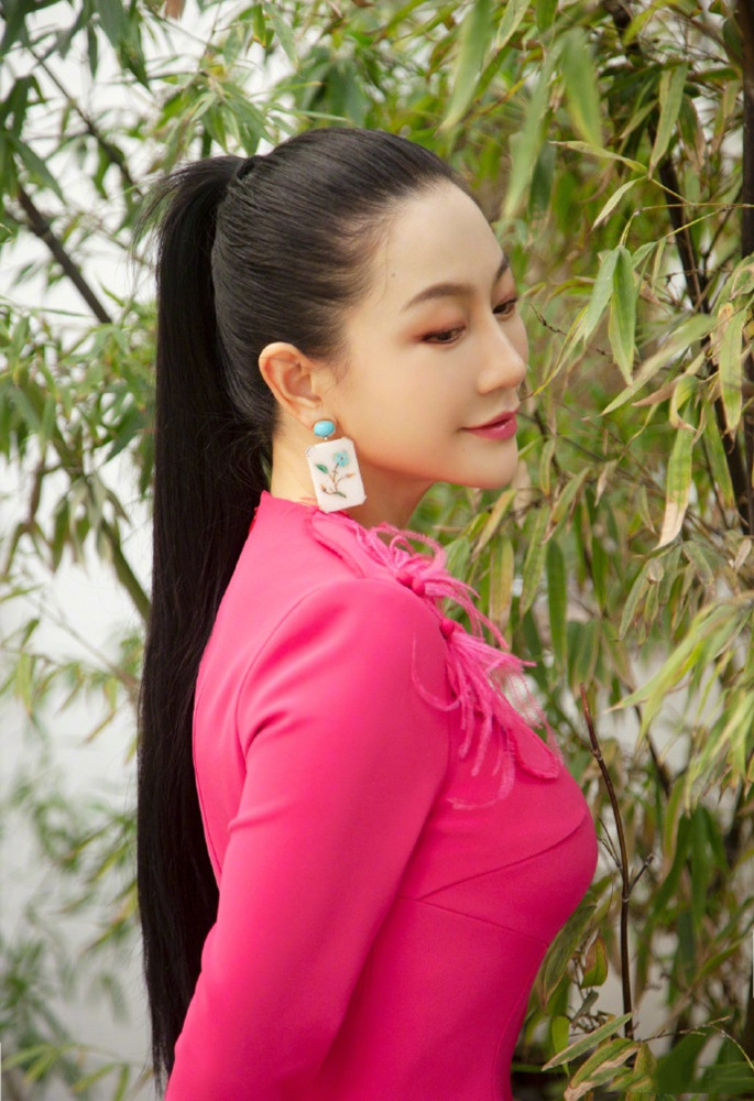 刘钧|戏外的“乔祖望”真幸福，小14岁妻子是设计师，穿搭比明星还惊艳