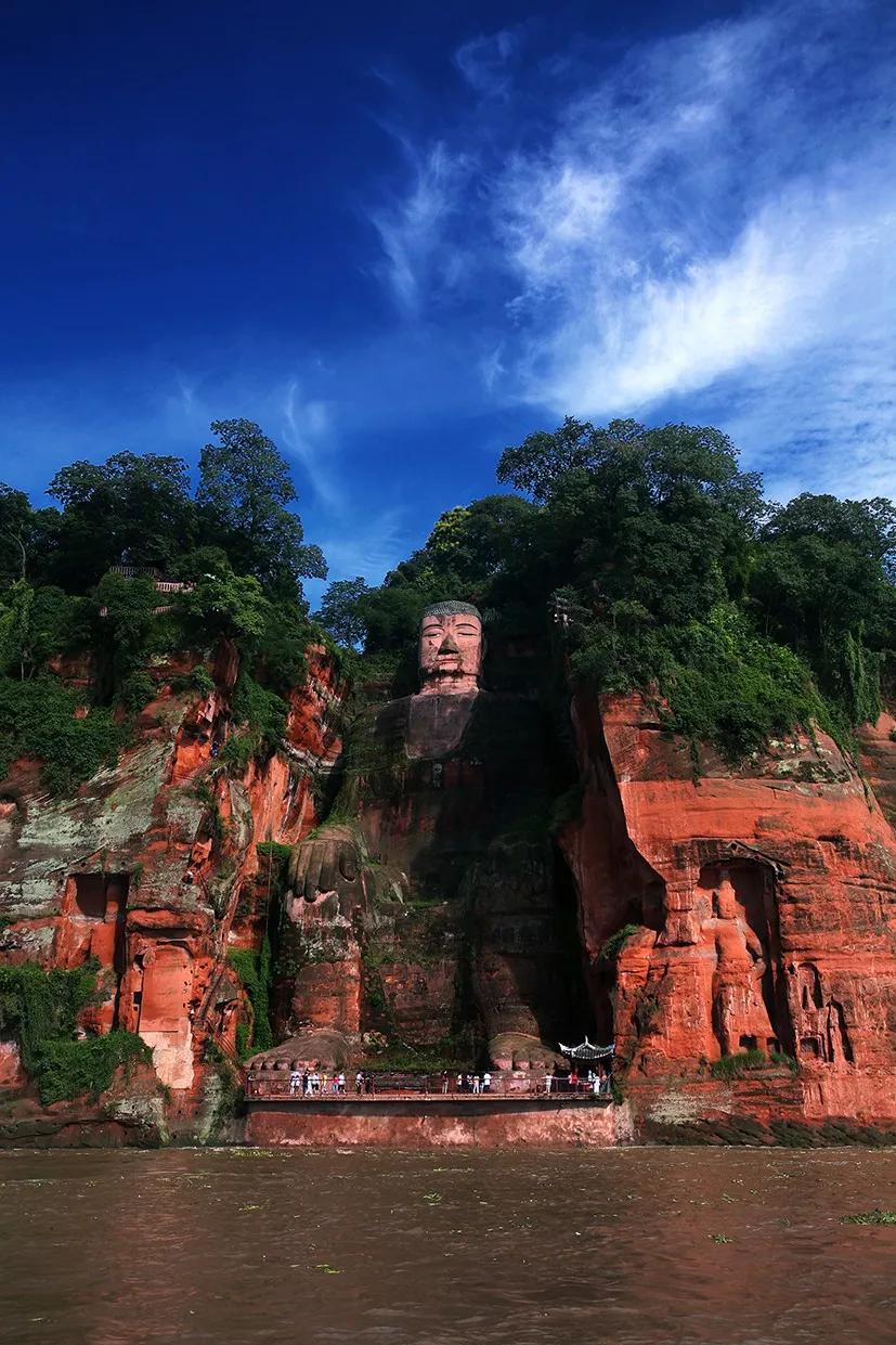 乐山大佛通高71米,是 中国最大的一尊摩崖石刻弥勒佛坐像