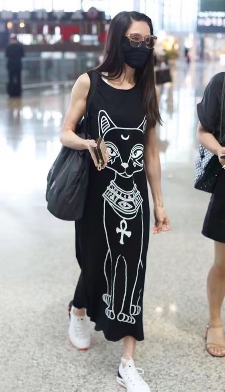 网友|李若彤身材干瘦，皮肤焉瘪俨然一个老太太，就别营销漂亮冻龄了！