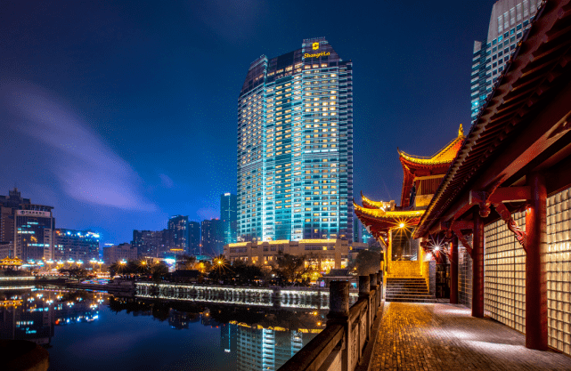 成都香格里拉大酒店位于成都的繁华地带,与锦江,廊桥一起构成了这座