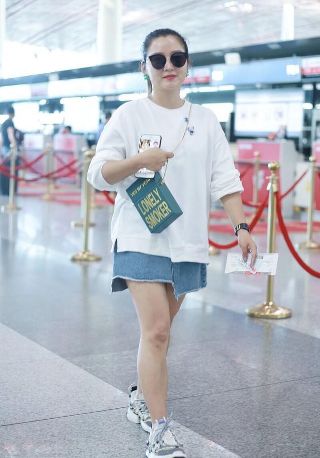 超短裙|何洁身材微胖却很会穿，卫衣配鲨鱼裤活力十足，穿出少女的活泼感