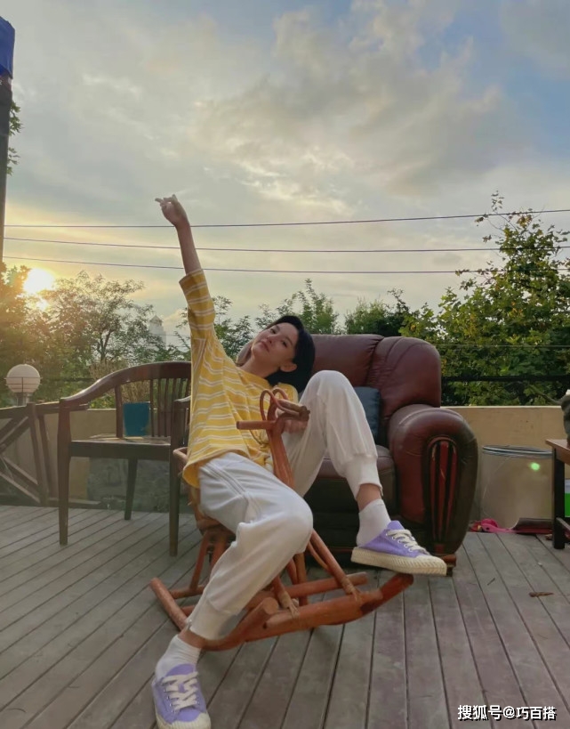 设计|宋祖儿越来越可爱了，穿卫衣短裙走机场，蹦蹦跳跳像是小兔子
