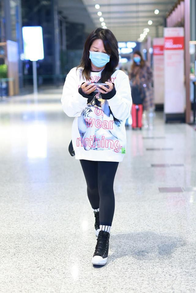 超短裙|何洁身材微胖却很会穿,卫衣配鲨鱼裤活力十足,穿出少女的活泼感