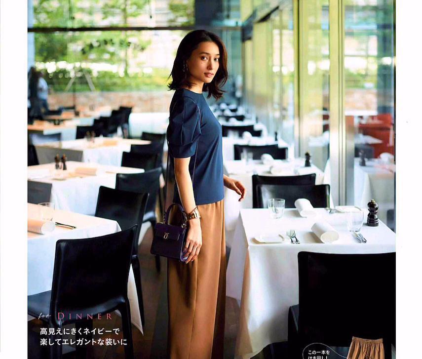 因为|女人过了四十岁，可以尝试一下这款“显瘦裤”，时髦大气又显身材