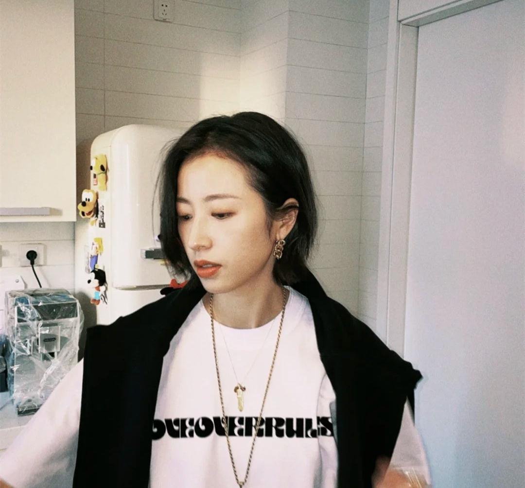 配饰|周雨彤在《我在他乡挺好的》中演技哭戏值得夸，她的衣品更值得夸