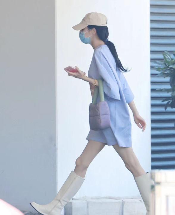 麦粒肿|迪丽热巴突发麦粒肿剪短两侧头发，扎马尾现身机场，发量好少