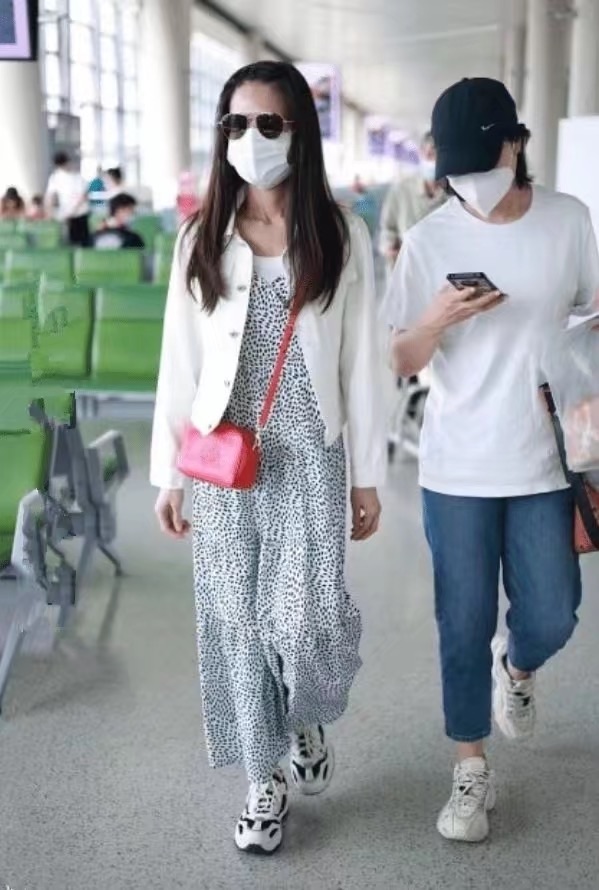 网友|李若彤身材干瘦，皮肤焉瘪俨然一个老太太，就别营销漂亮冻龄了！