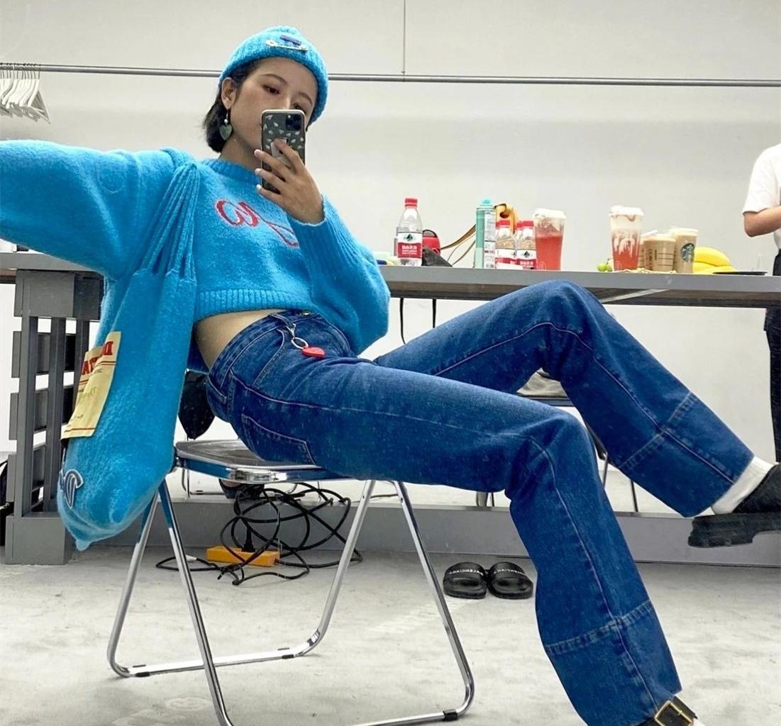 配饰|周雨彤在《我在他乡挺好的》中演技哭戏值得夸，她的衣品更值得夸