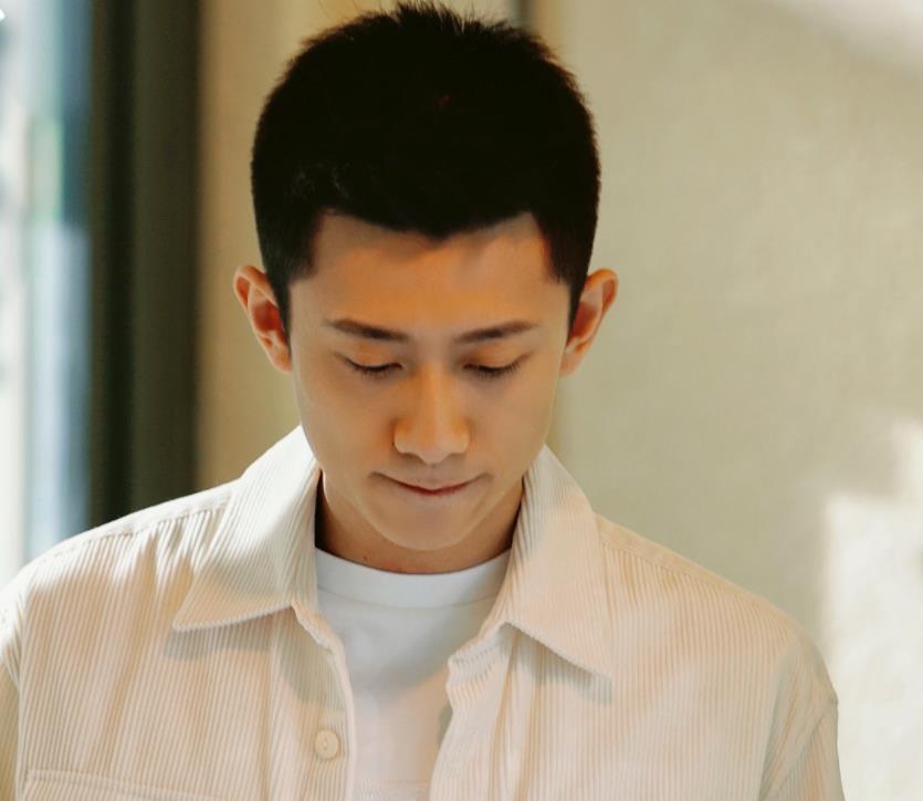 演技|关晓彤新剧海报出炉，我却被女配角颜值吸引，晓彤要有压力啦！