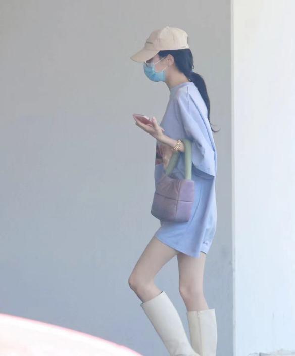 麦粒肿|迪丽热巴突发麦粒肿剪短两侧头发，扎马尾现身机场，发量好少