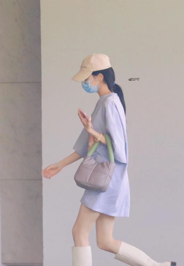 实在太|迪丽热巴机场造型曝光，浅紫T恤秀大长腿，生图实在太抢镜了