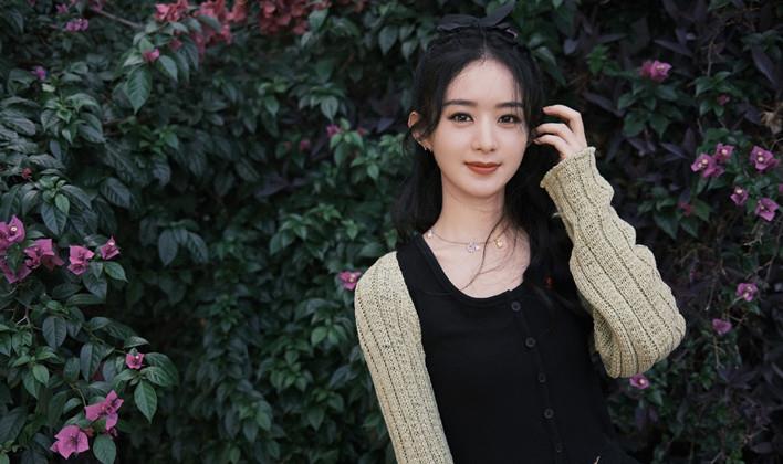 娘家|赵丽颖重回“娘家”!穿499T恤配3百开衫超节约,众人围绕太受宠