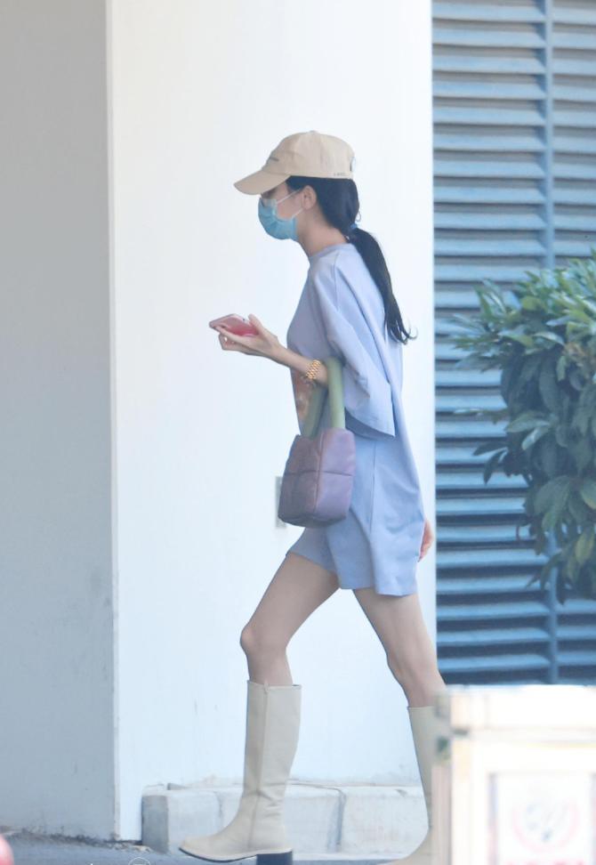 实在太|迪丽热巴机场造型曝光，浅紫T恤秀大长腿，生图实在太抢镜了