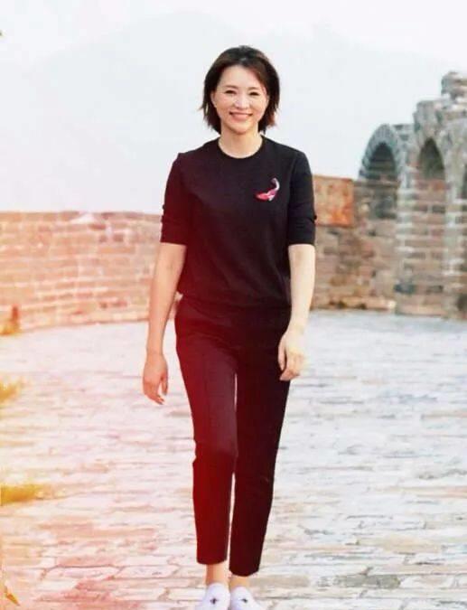 显得|47岁董卿一改优雅风格,穿卫衣搭九分裤休闲减龄,初秋照穿好元气