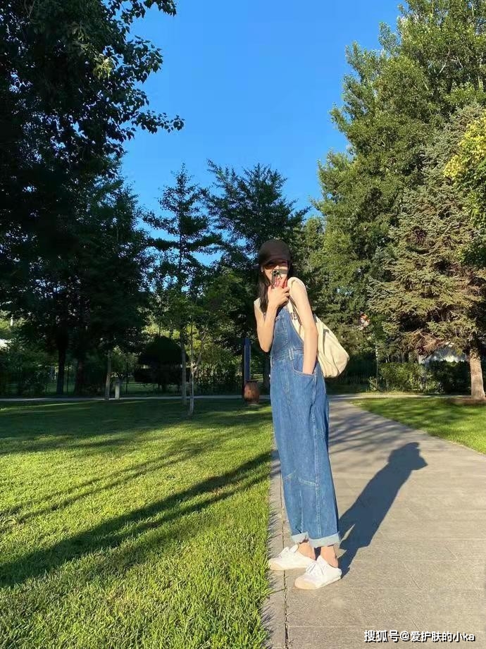 身材|29岁热巴少女感不减，晒出游照穿背带裤像高中生，青春靓丽