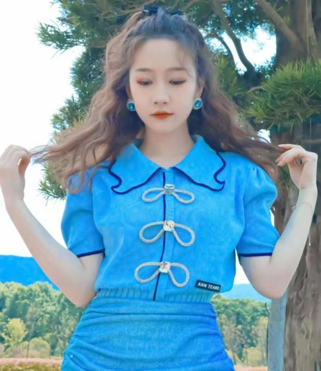 颜色|还记得“严莉莉”吗，刘美含长大有点不敢认，一身甜系穿搭好清纯