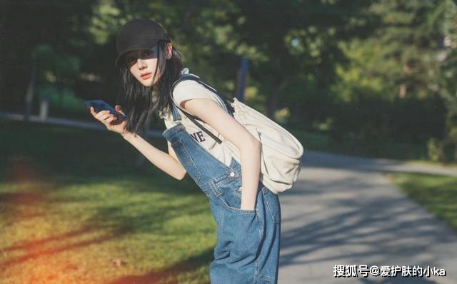 身材|29岁热巴少女感不减，晒出游照穿背带裤像高中生，青春靓丽