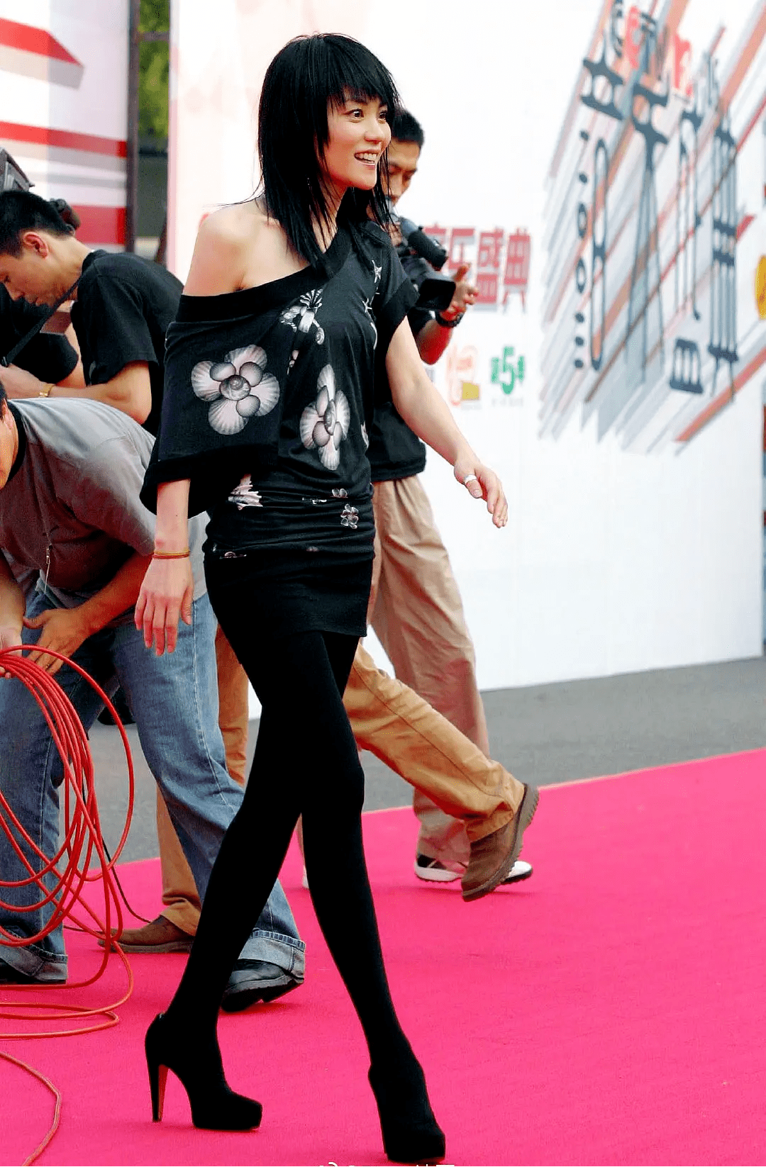 内衣|爆炸头、工装裤、貂皮配内衣，以前的女星红毯原来这么敢穿