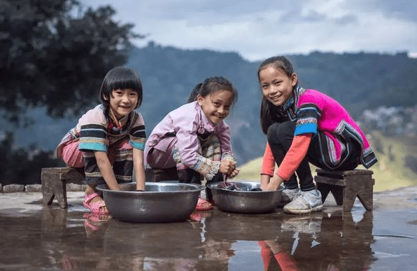 嘲讽|二胎妈妈给孩子买蛋糕边角料，遭众人嘲讽，养不起为什么要生