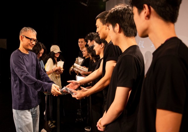 颜色|陈坤学校办结业仪式！舒淇周迅高调出场，周迅电影脸穿日系风绝了