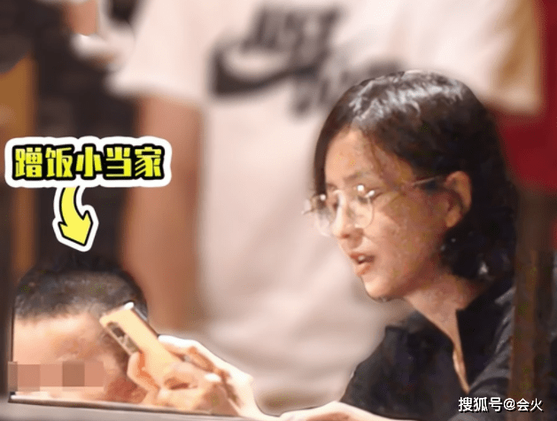 一行|佟丽娅带儿子聚餐被偷拍！素面朝天锁骨精致，5岁儿子身材肉嘟嘟