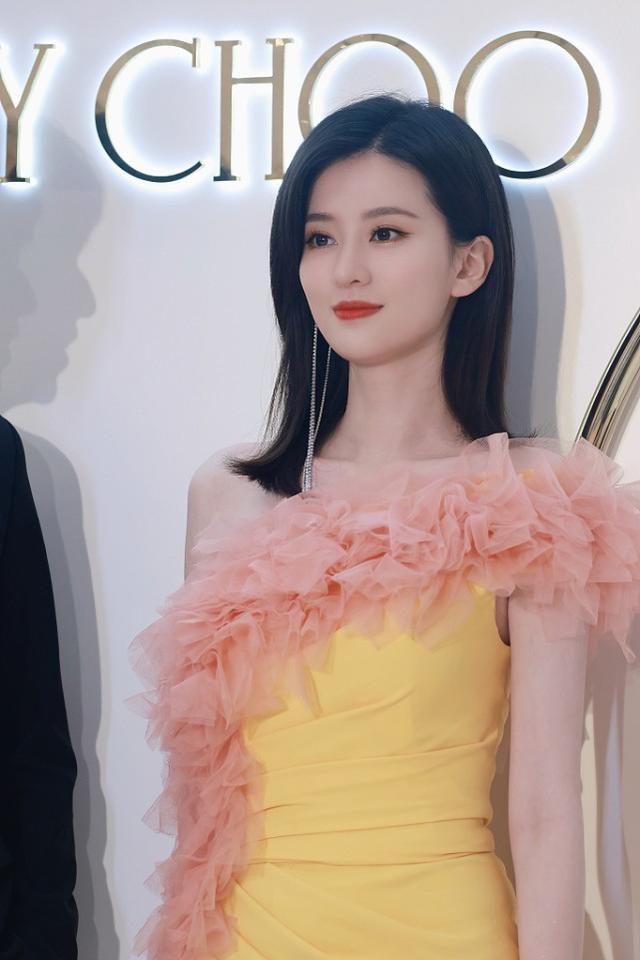 饱和度|乔欣挺有“富家千金”的感觉，身着高开叉裙秀漫画腿，魅惑又撩人