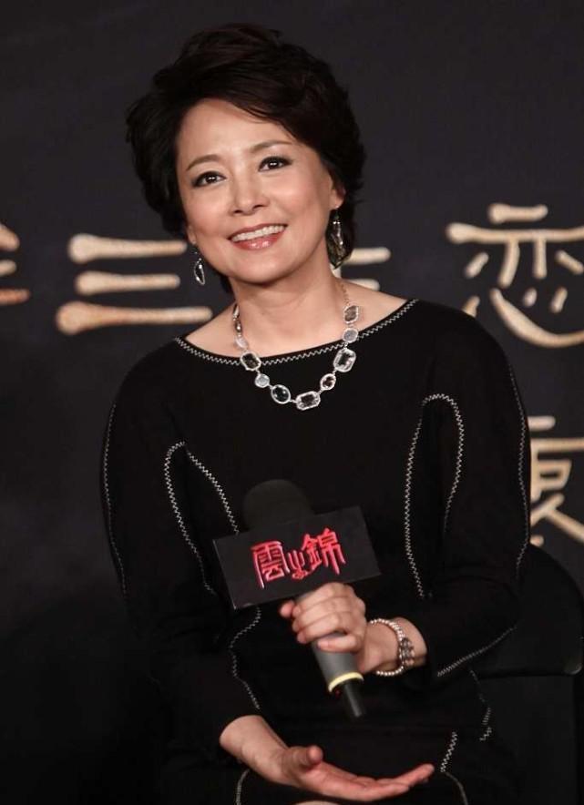 张瑜才|张瑜才是优雅代言人，穿描边黑裙配高跟鞋，妆容素雅大气挺高贵