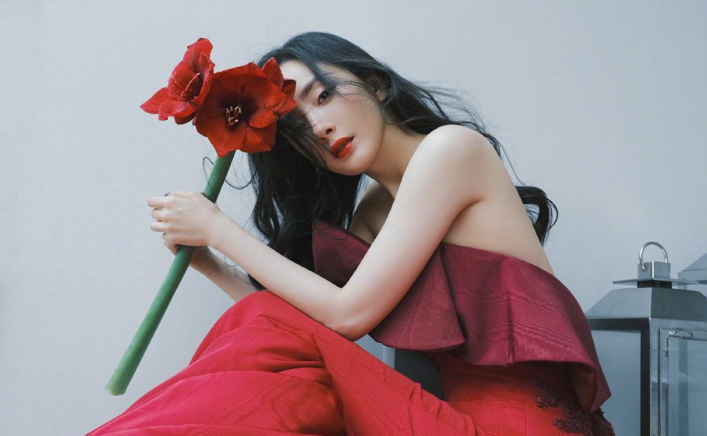 气息|杨幂新年写真红红火火，席地而坐裙摆大张，手持鲜花姿态娇媚