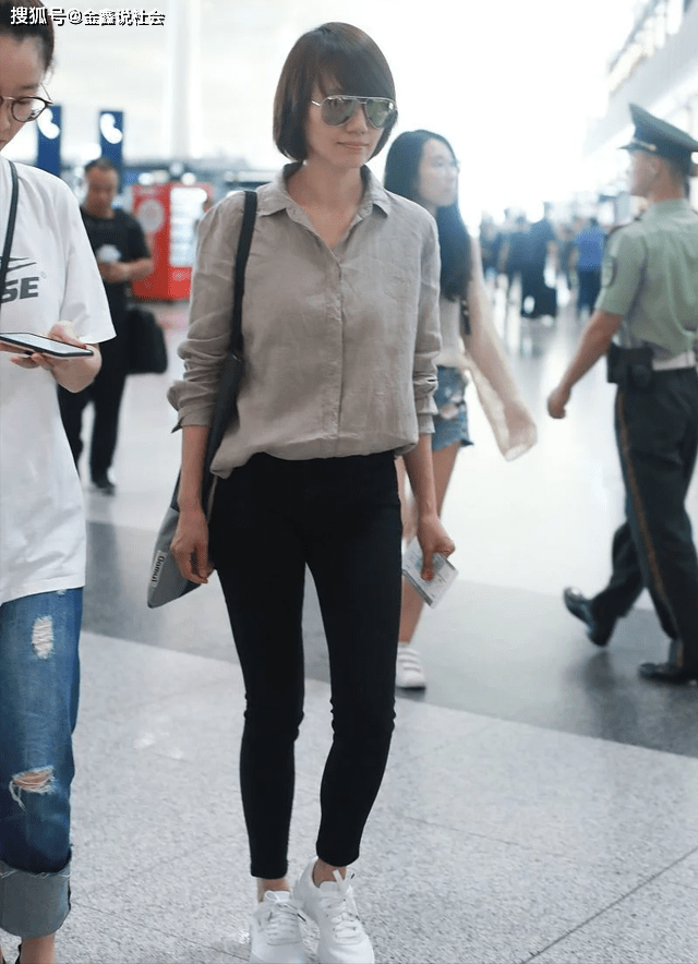 女生|袁泉气质真好，穿丝质衬衫搭配同色系阔腿裤，满满都是高级感
