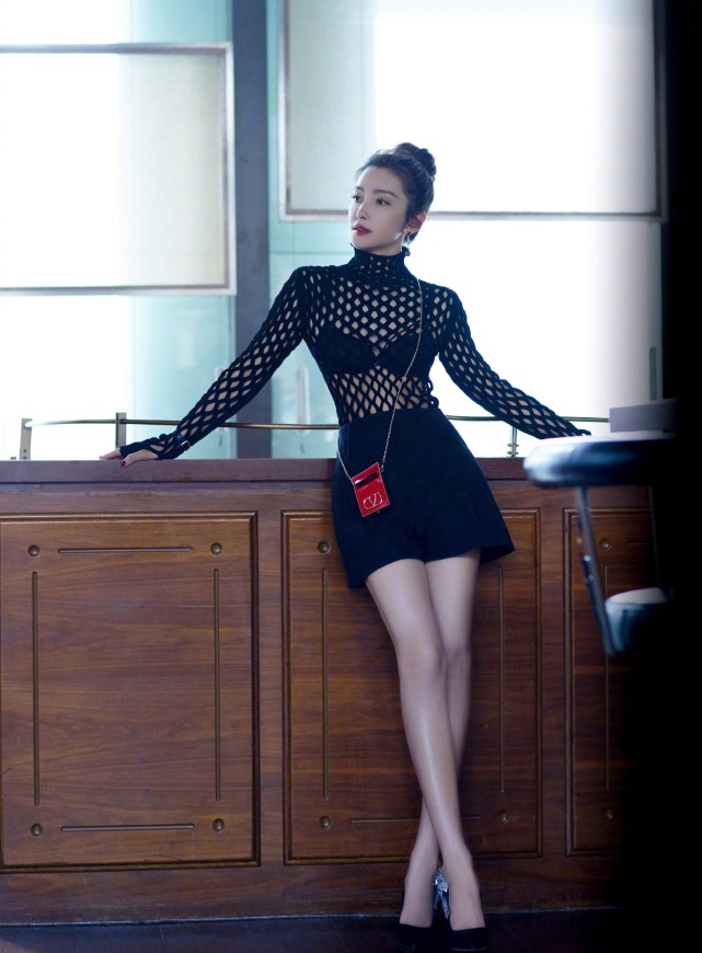 黑色|网友环球影城偶遇李冰冰，厚背粗手臂显雄壮，满头脏辫嘻哈范十足