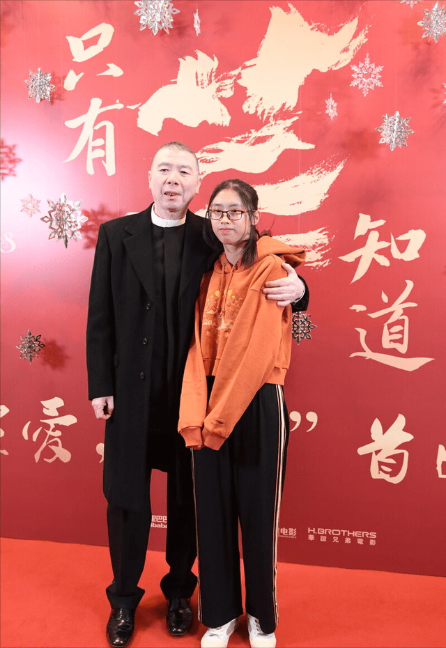 养女|冯小刚一家三口罕亮相，15岁养女长发披肩打扮靓，父女共用一张脸