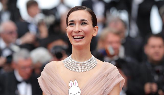 服装|卢靖姗穿纱裙走红毯，身材看着肉肉的，女人都忍不住多看两眼