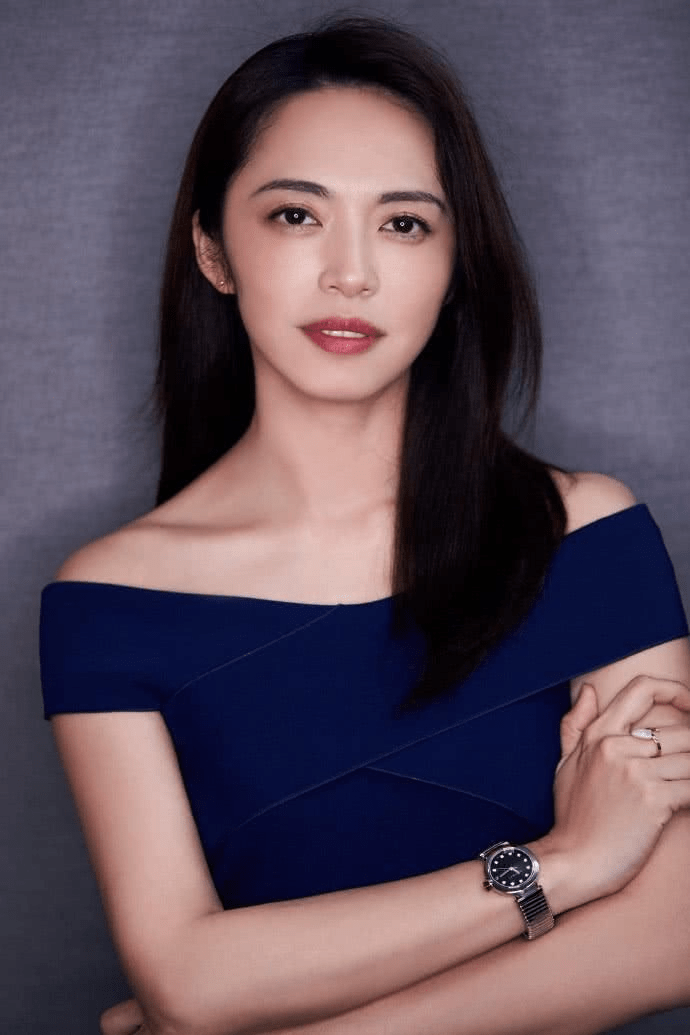 姚晨|瓜子脸的姚晨也没驾驭短发，西瓜头不完美，但露肩造型更显骨感