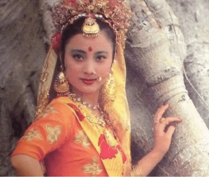 最美“玉兔精”嫁给犹太人 离婚后独自带了个混血儿子 57岁风格依旧