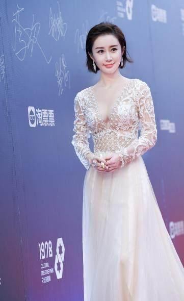 傲人|舒畅穿衣真大胆，为了博眼球，透视装秀性感事业线