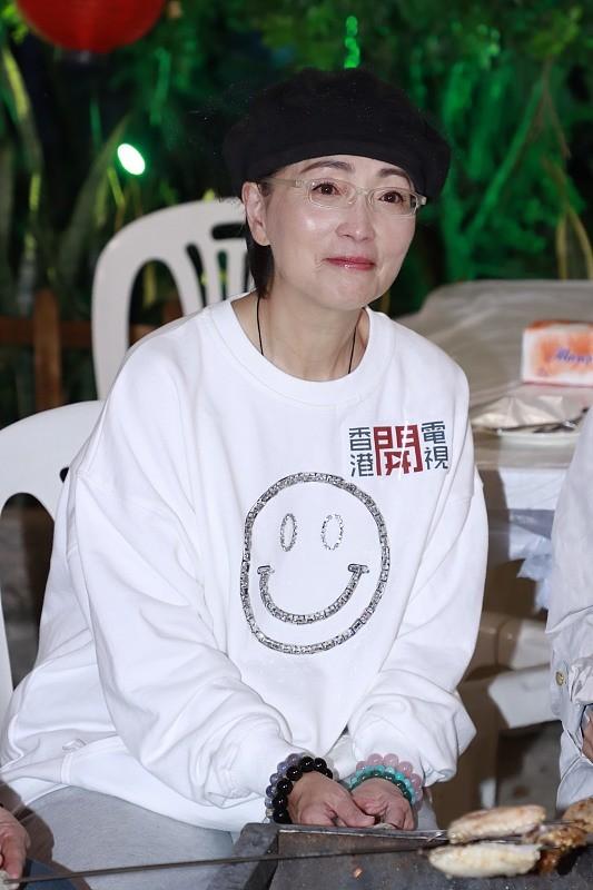 丑也挺|年近60的“石榴姐”不扮丑也挺美,休闲卫衣配阔腿裤,看着挺清爽