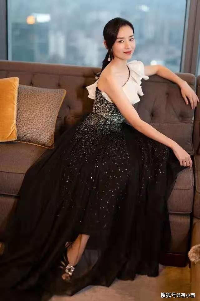黑色|董洁这气质真让人服气，穿薄纱蕾丝裙亮相，虽尺度有点大却很高级