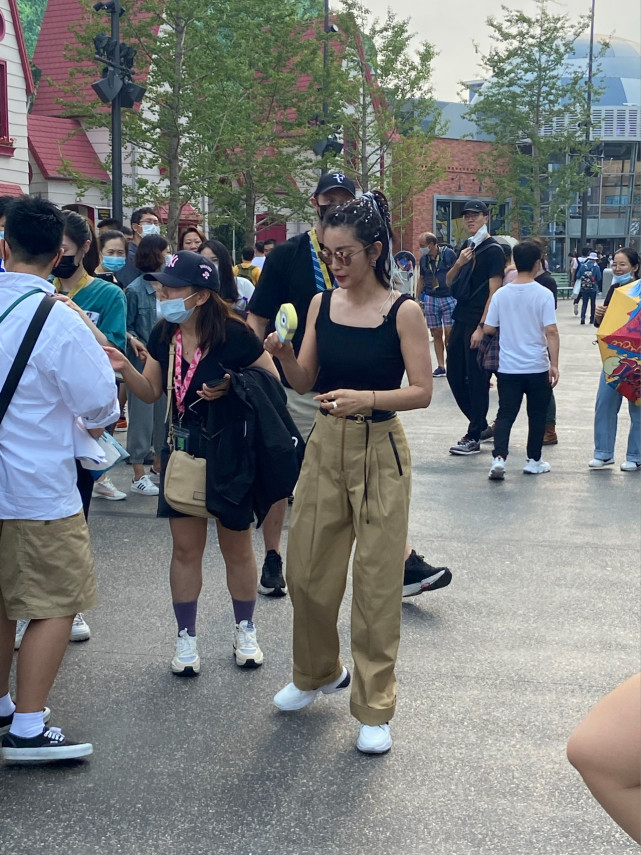 黑色|网友环球影城偶遇李冰冰，厚背粗手臂显雄壮，满头脏辫嘻哈范十足