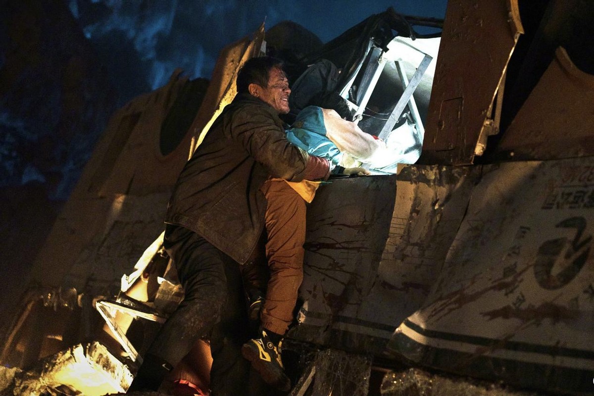 小洪|朱一龙黄志忠互晒剧照，电影峰爆今日开启点映，观众：震撼人心