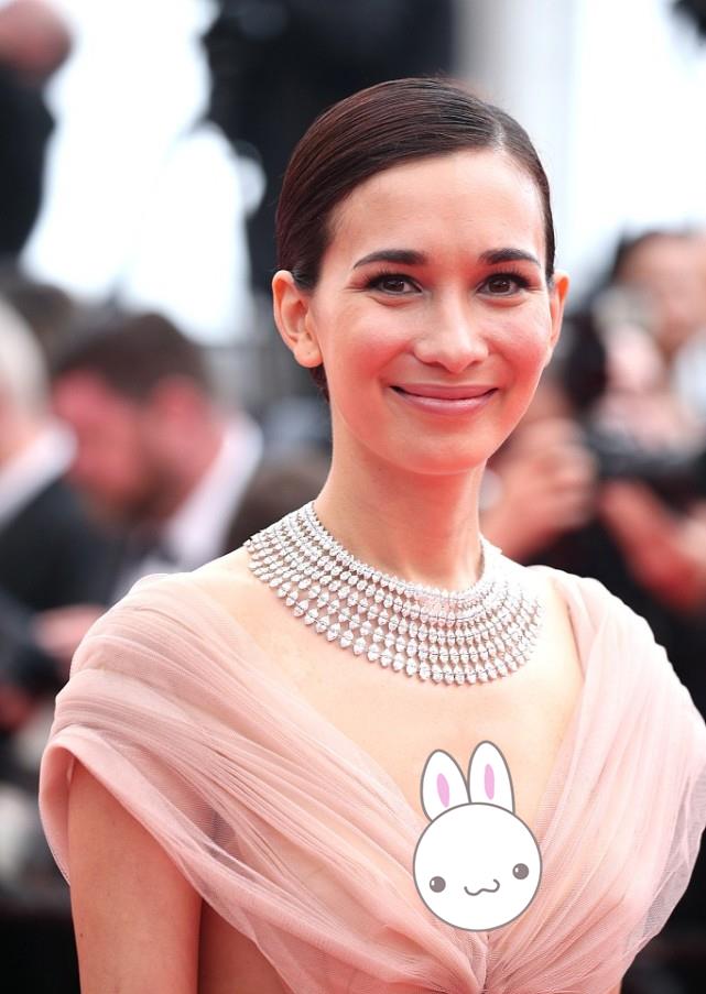 服装|卢靖姗穿纱裙走红毯，身材看着肉肉的，女人都忍不住多看两眼